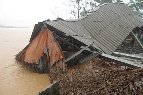 Nhiều ngôi nhà dân đã bị nước lũ xô đổ